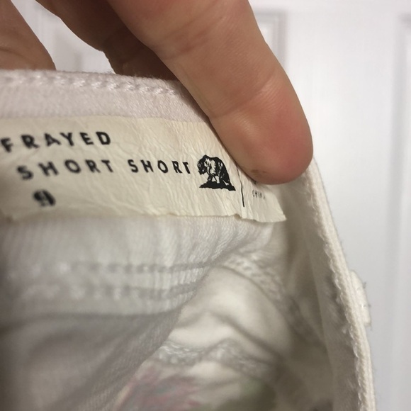 Bullhead Frayed Short Short White Floral 9 - Picture 6 of 7